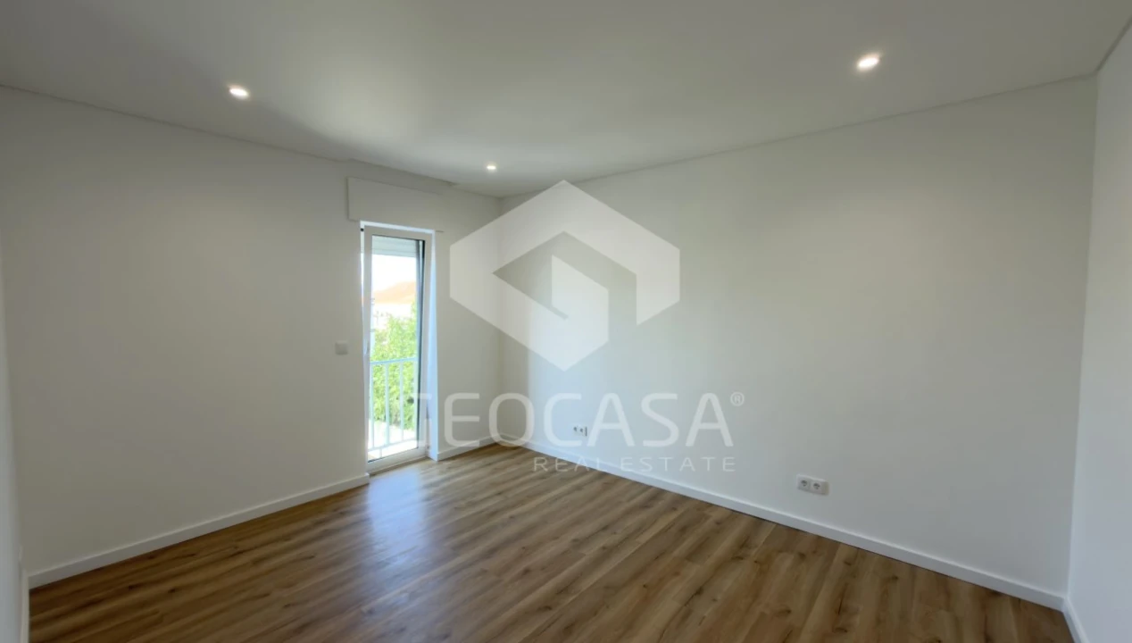 Apartamento T2 para Venda em Carcavelos e Parede Foto 9