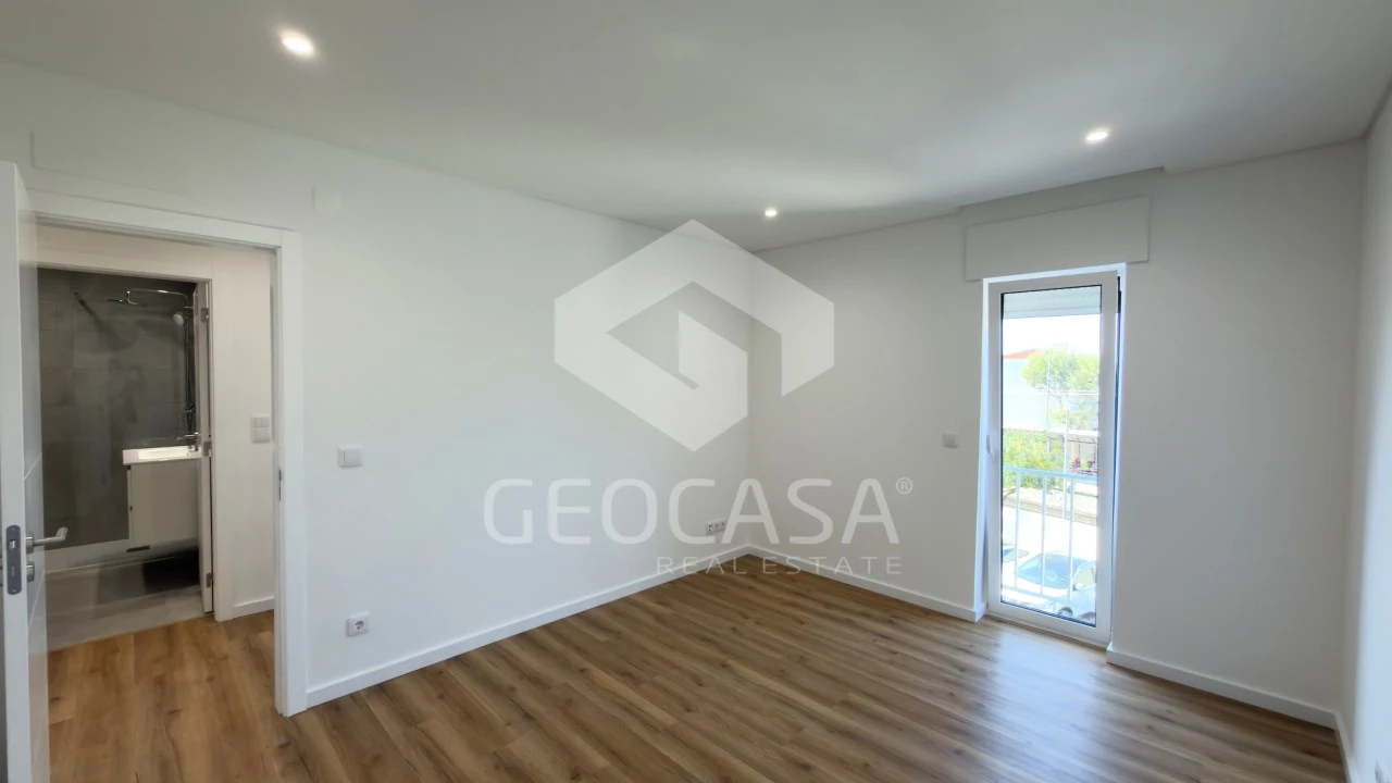 Apartamento T2 para Venda em Carcavelos e Parede Foto 10