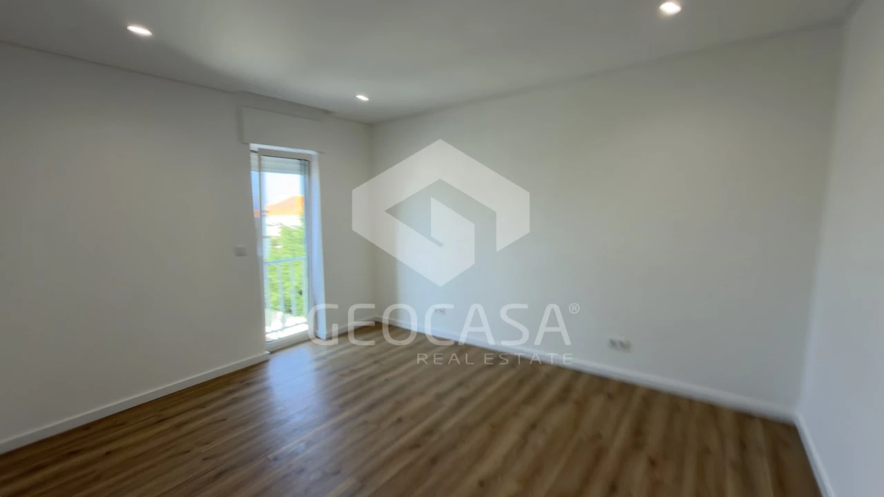 Apartamento T2 para Venda em Carcavelos e Parede Foto 11