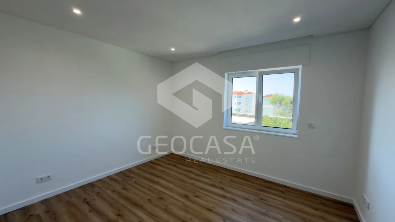 Apartamento T2 para Venda em Carcavelos e Parede Foto 17