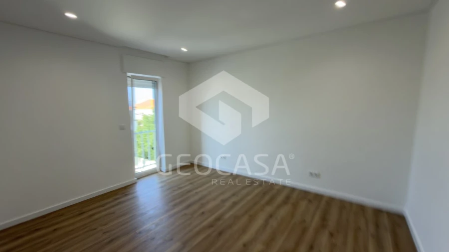 Apartamento T2 para Venda em Carcavelos e Parede Foto 11