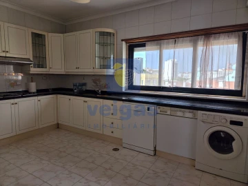 Apartamento T4 para Arrendamento em Areeiro