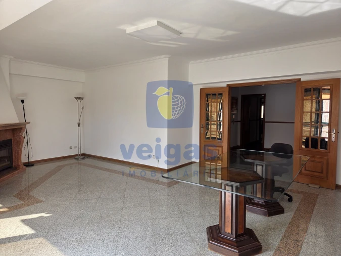 Apartamento T4 para Arrendamento em Areeiro Foto 4