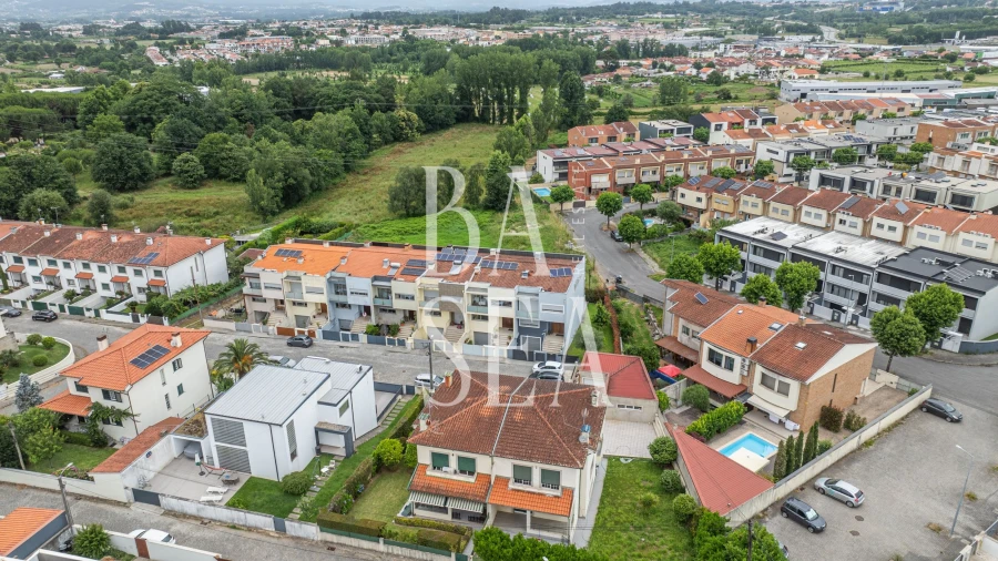 Moradia T4 para Venda em Mire de Tibães Foto 33