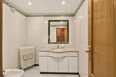 Apartamento T3 para Venda em Carcavelos e Parede