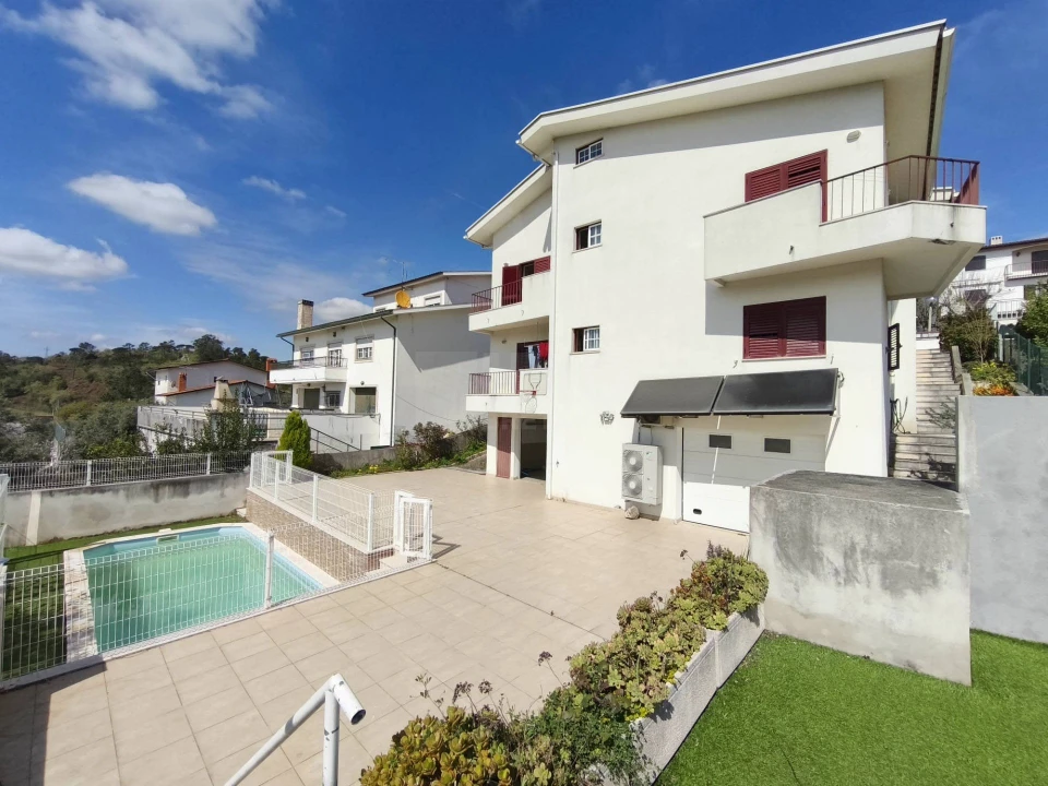 Moradia T9 para Venda em Santa Clara e Castelo Viegas Foto 1