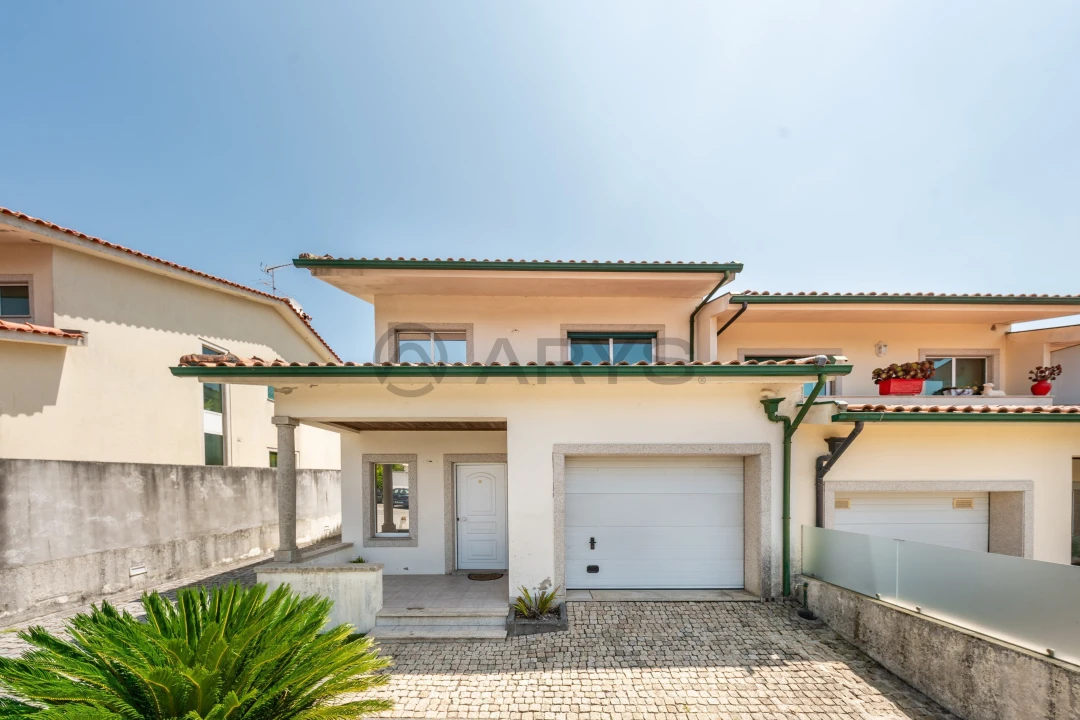 Moradia T3 para Venda em Ruivães e Novais Foto 1