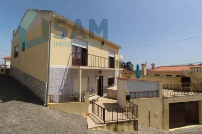 Moradia T4 para Venda em Maxial e Monte Redondo