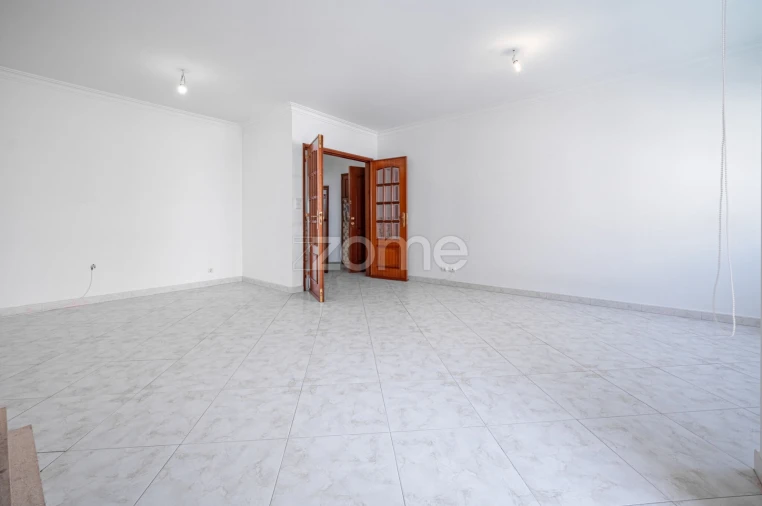 Apartamento T3 para Venda em São Domingos de Rana Foto 4