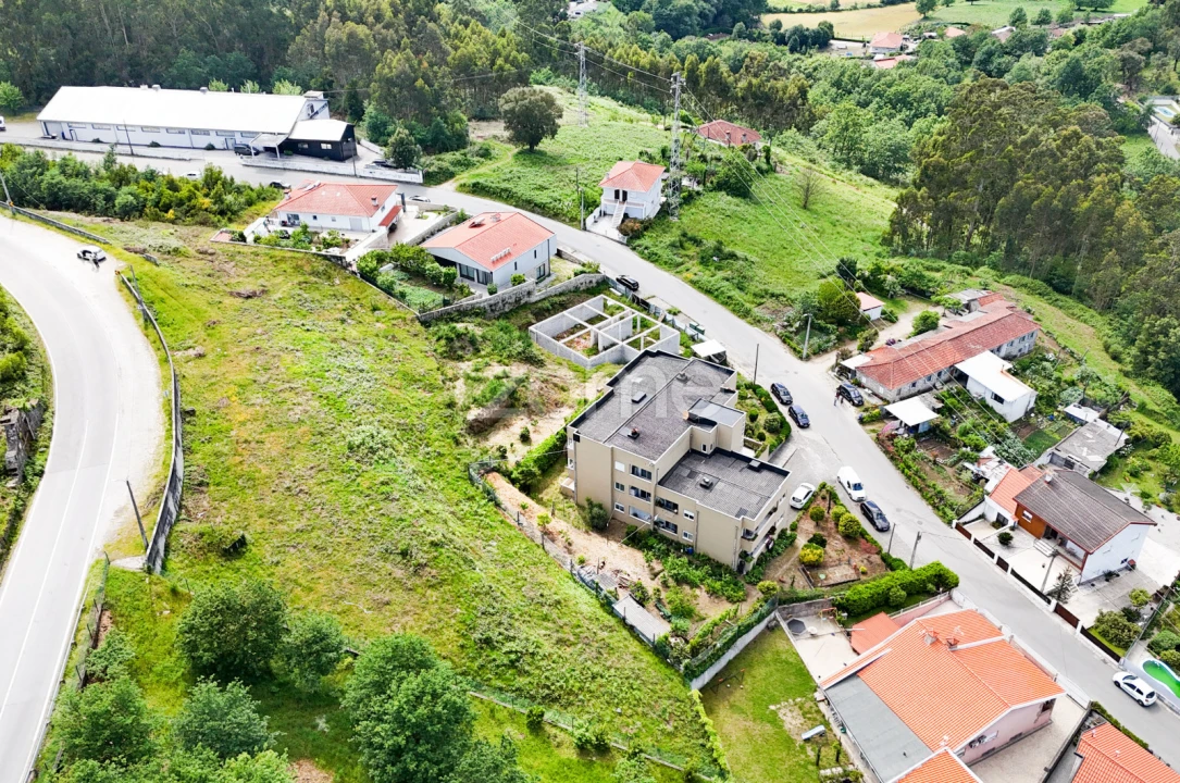 Terreno para Venda em Pombeiro de Ribavizela Foto 1