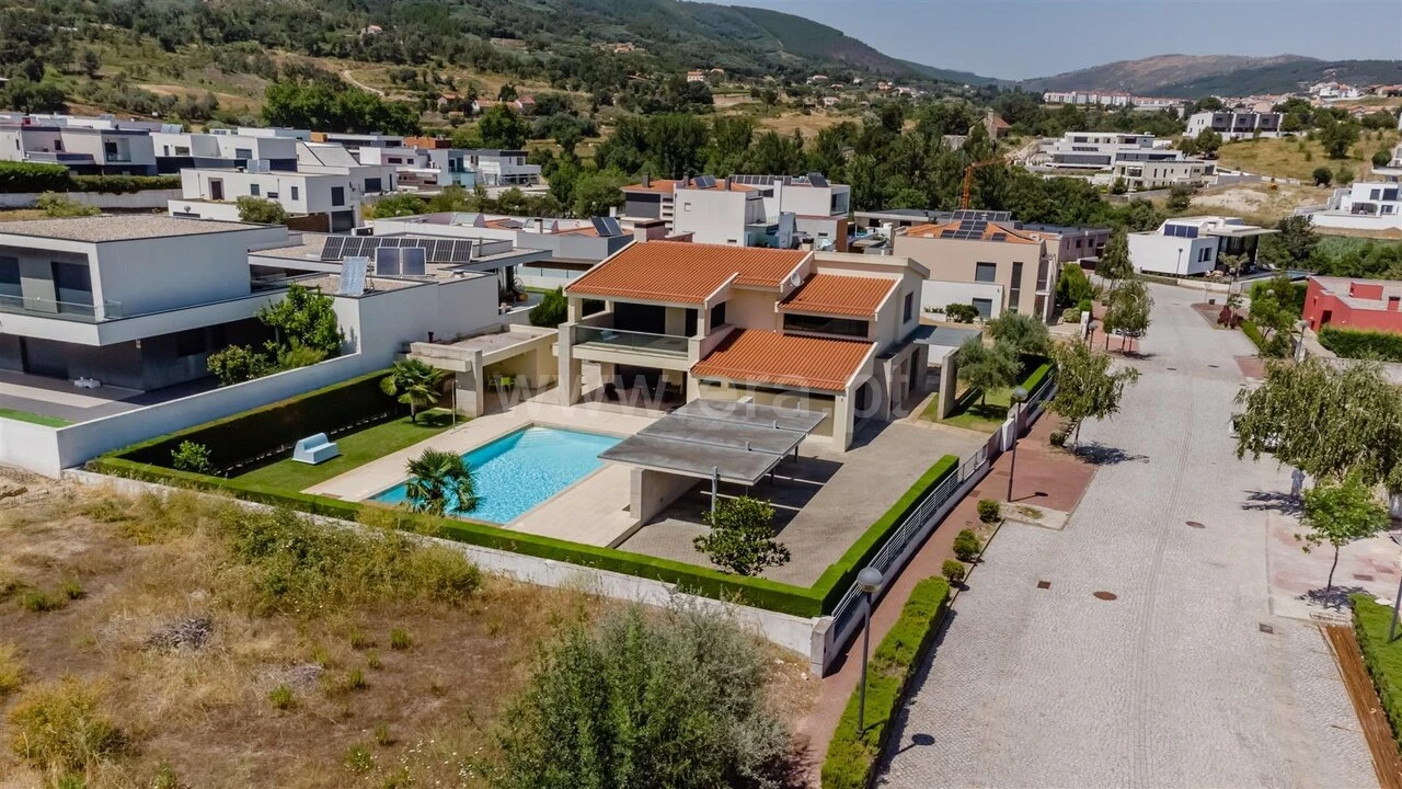 Moradia T4 para Venda em Teixoso e Sarzedo Foto 1