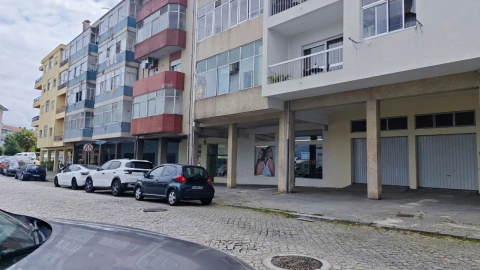 Loja para Arrendamento em Oliveira do Douro