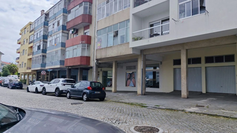 Loja para Arrendamento em Oliveira do Douro Foto 11