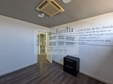 Loja para Arrendamento em Mina de Água