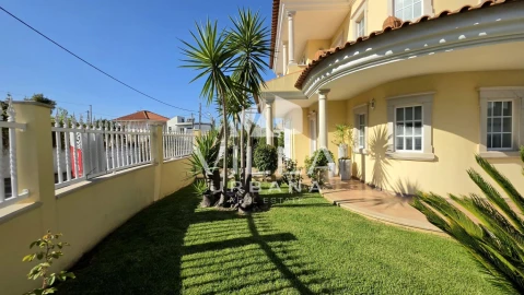 Moradia T4 para Venda em Charneca de Caparica e Sobreda