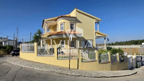 Moradia T4 para Venda em Charneca de Caparica e Sobreda
