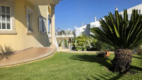 Moradia T4 para Venda em Charneca de Caparica e Sobreda