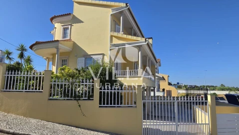 Moradia T4 para Venda em Charneca de Caparica e Sobreda