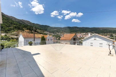 Prédio para Venda em Manteigas (São Pedro)