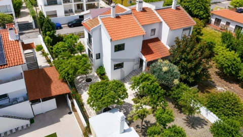 Moradia T4 para Venda em Corroios