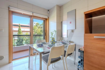 Apartamento T2 para Venda em Carnaxide e Queijas