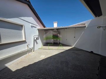 Moradia T2 para Venda em Santa Catarina da Serra e Chainça