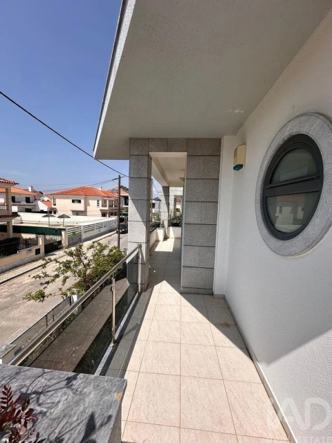 Moradia T5 para Venda em Charneca de Caparica e Sobreda