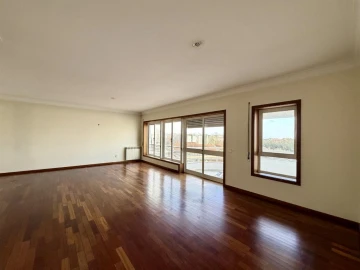 Apartamento T5 para Arrendamento em Santo Antonio dos Olivais
