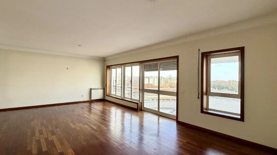 Apartamento T5 para Arrendamento em Santo Antonio dos Olivais