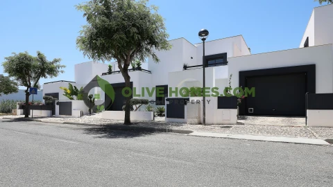 Moradia T5 para Venda em Quarteira