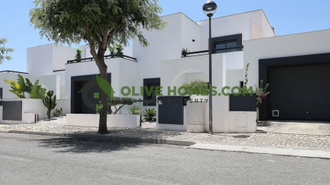 Moradia T5 para Venda em Quarteira