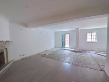 Moradia T5 para Venda em Rio de Mouro
