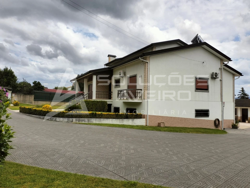Moradia T4 para Venda em Aguada de Cima Foto 2
