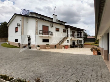 Moradia T4 para Venda em Aguada de Cima