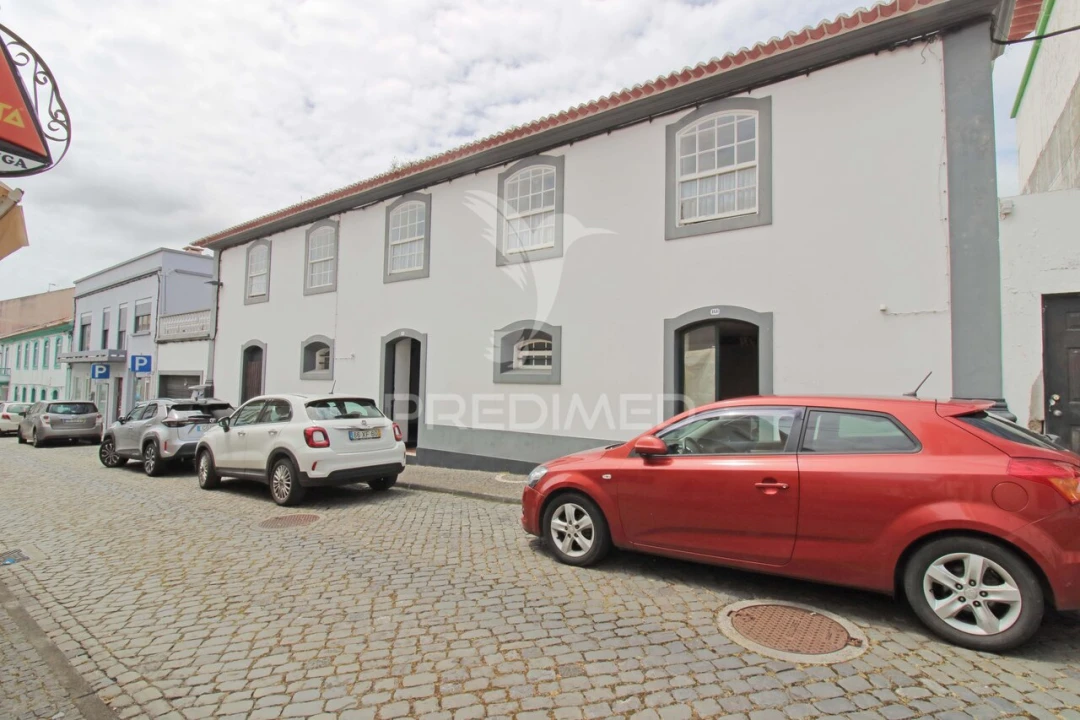 Moradia T6 para Venda em Praia da Vitoria (Santa Cruz) Foto 1