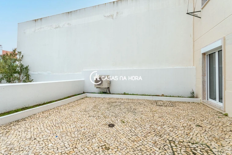 Apartamento T1 para Arrendamento em Campolide Foto 2