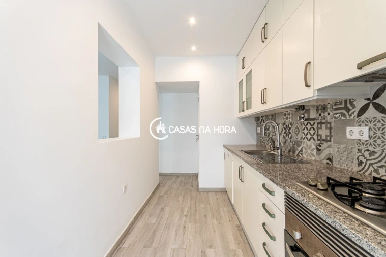 Apartamento T1 para Arrendamento em Campolide Foto 11