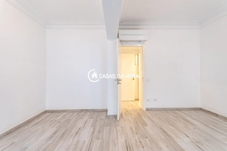 Apartamento T1 para Arrendamento em Campolide Foto 19