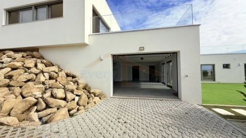 Moradia T4 para Venda em Atouguia da Baleia