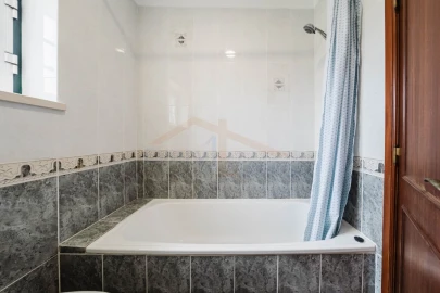 Moradia T4 para Venda em Olho Marinho