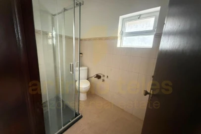 Moradia T4 para Venda em Posto Santo
