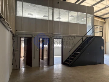 Armazém para Arrendamento em Vila Nova da Telha