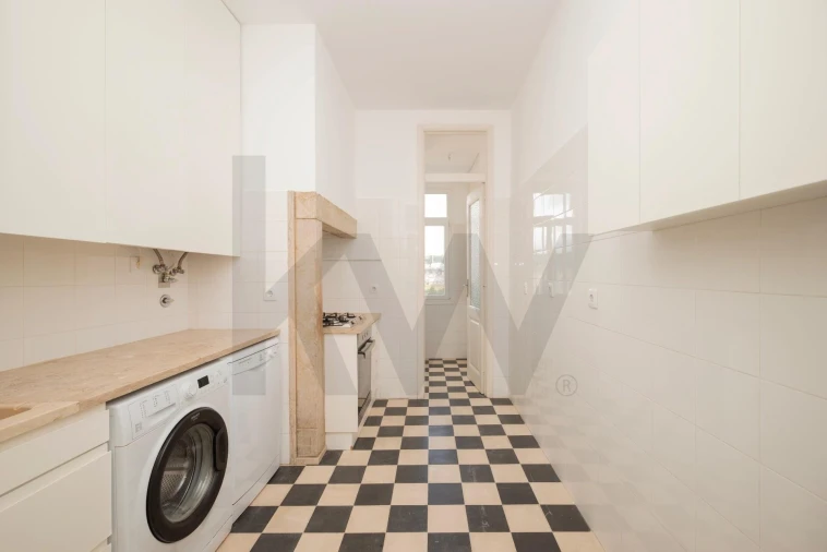 Apartamento T2 para Venda em Campolide Foto 16