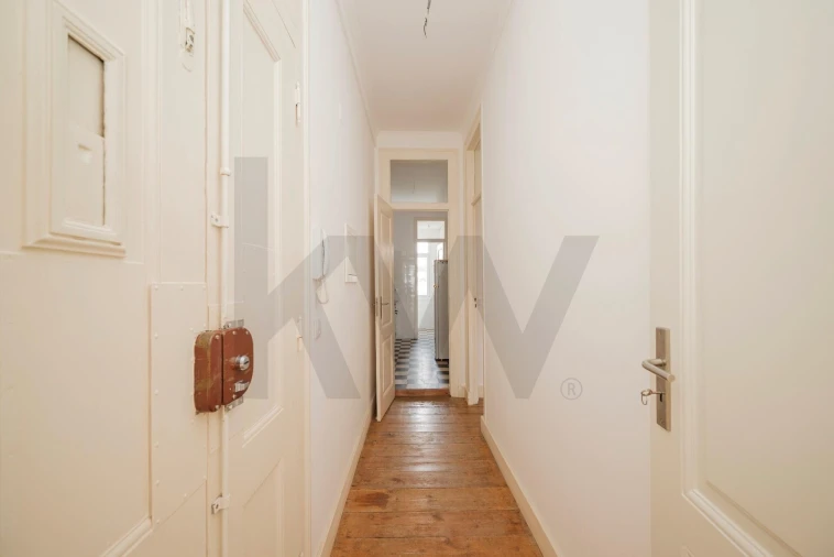 Apartamento T2 para Venda em Campolide Foto 2