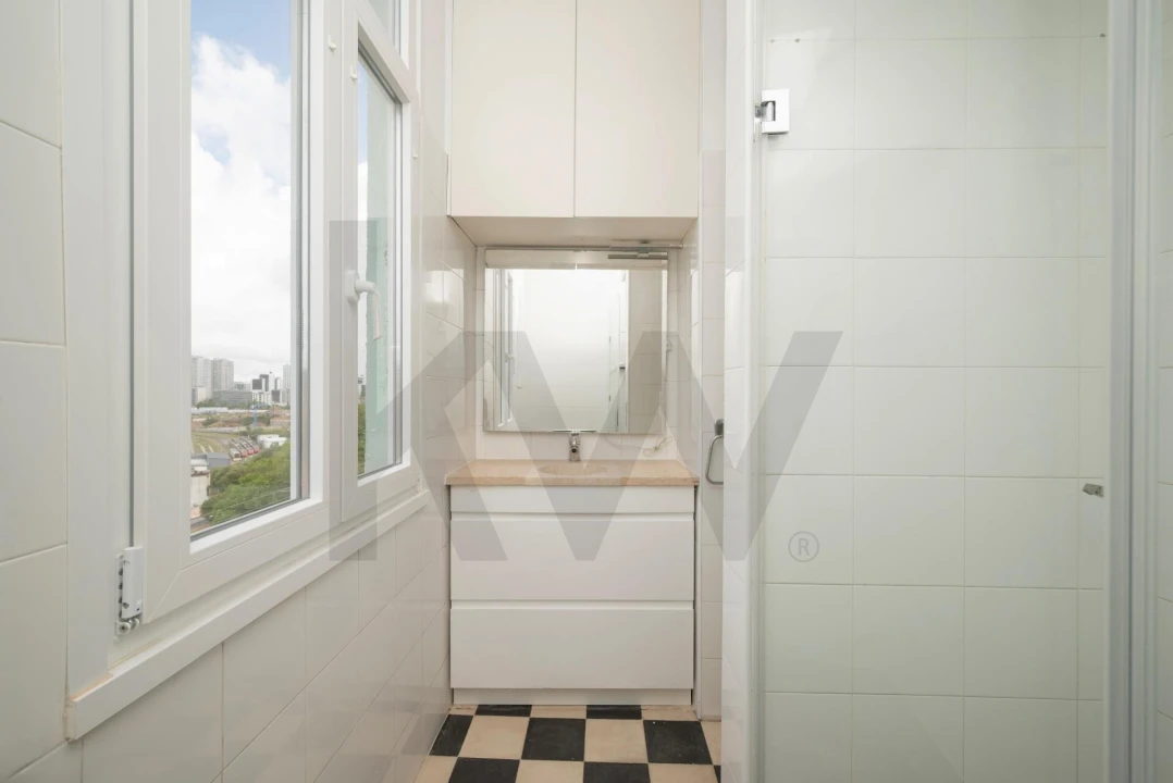 Apartamento T2 para Venda em Campolide Foto 17