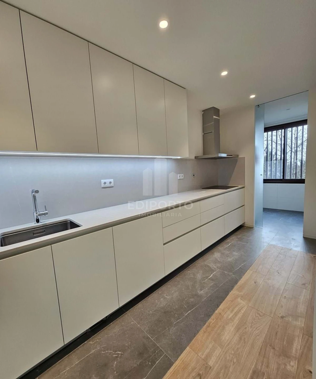 Apartamento T2 para Venda em Grijo Foto 2
