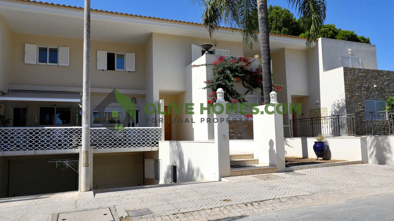 Moradia T4 para Venda em Quarteira Foto 5
