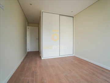 Apartamento T2 para Venda em Sobrado e Bairros