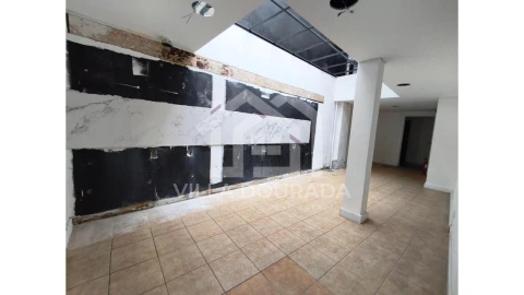 Negócio para Arrendamento em Lordelo do Ouro e Massarelos