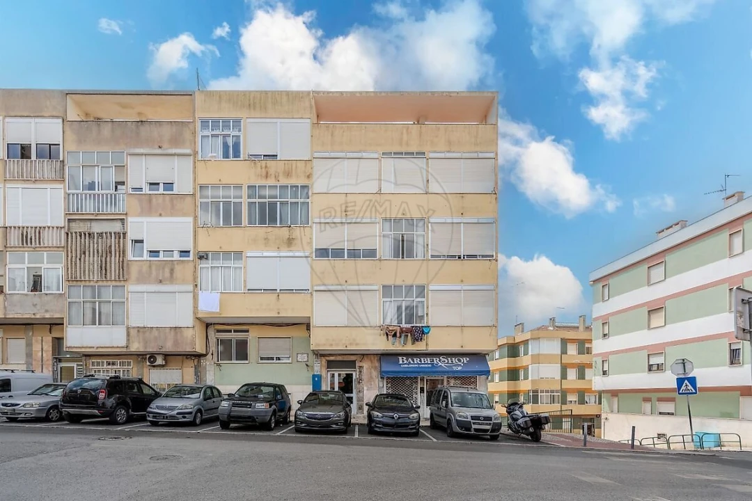 Apartamento T2 para Venda em Agualva e Mira-Sintra Foto 16